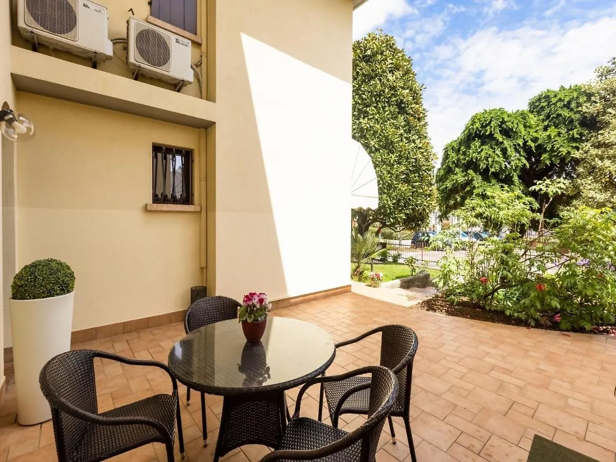 Apartment Belvilla By Oyo Jolly Trilo Superiore Sirmione Italy